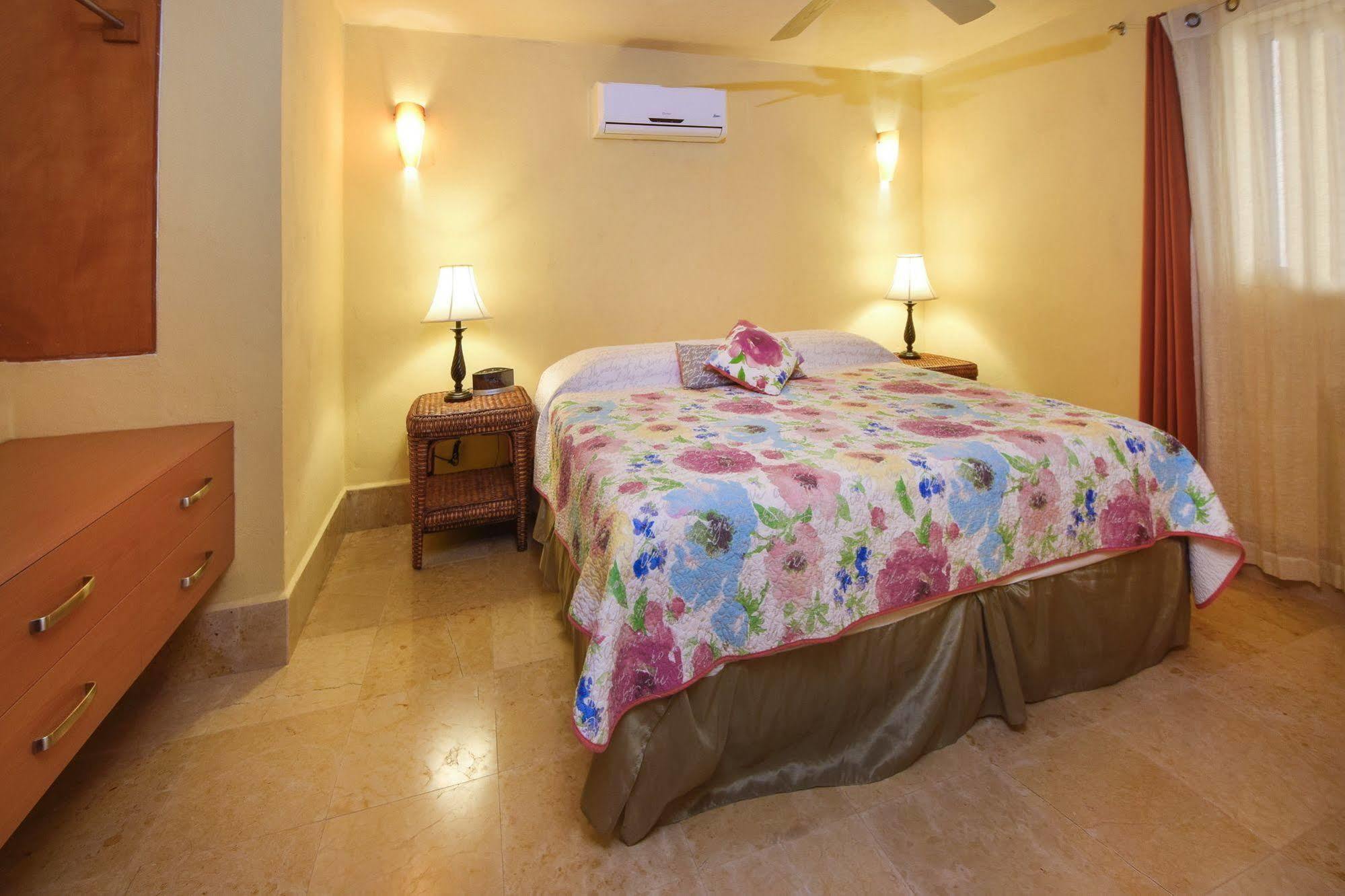 Ocean Plaza Condos Playa del Carmen Bagian luar foto